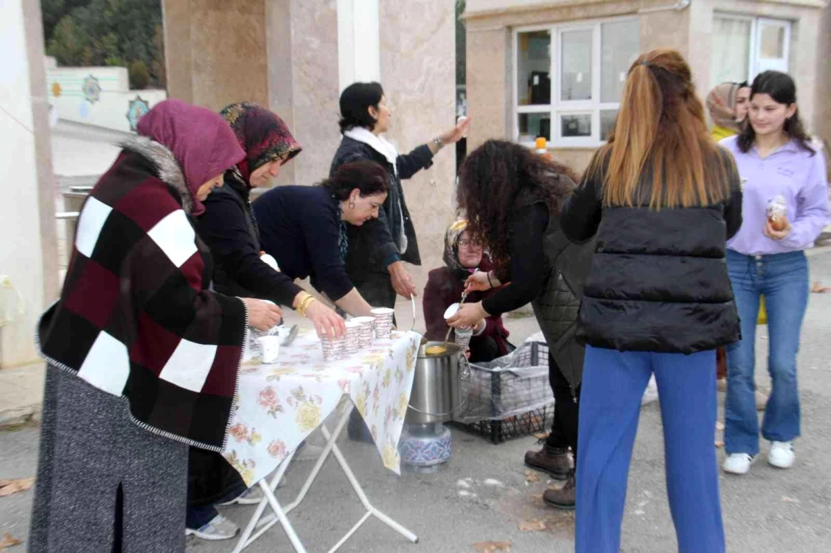 Beyşehirli kadınlardan üniversite öğrencilerine çorba ikramı