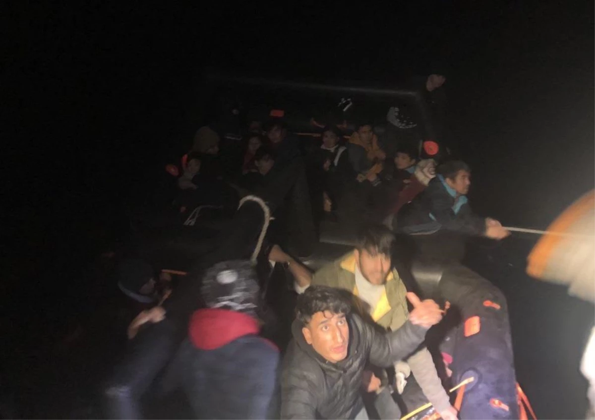 Çanakkale\'de Türk kara sularına itilen 34 düzensiz göçmen kurtarıldı