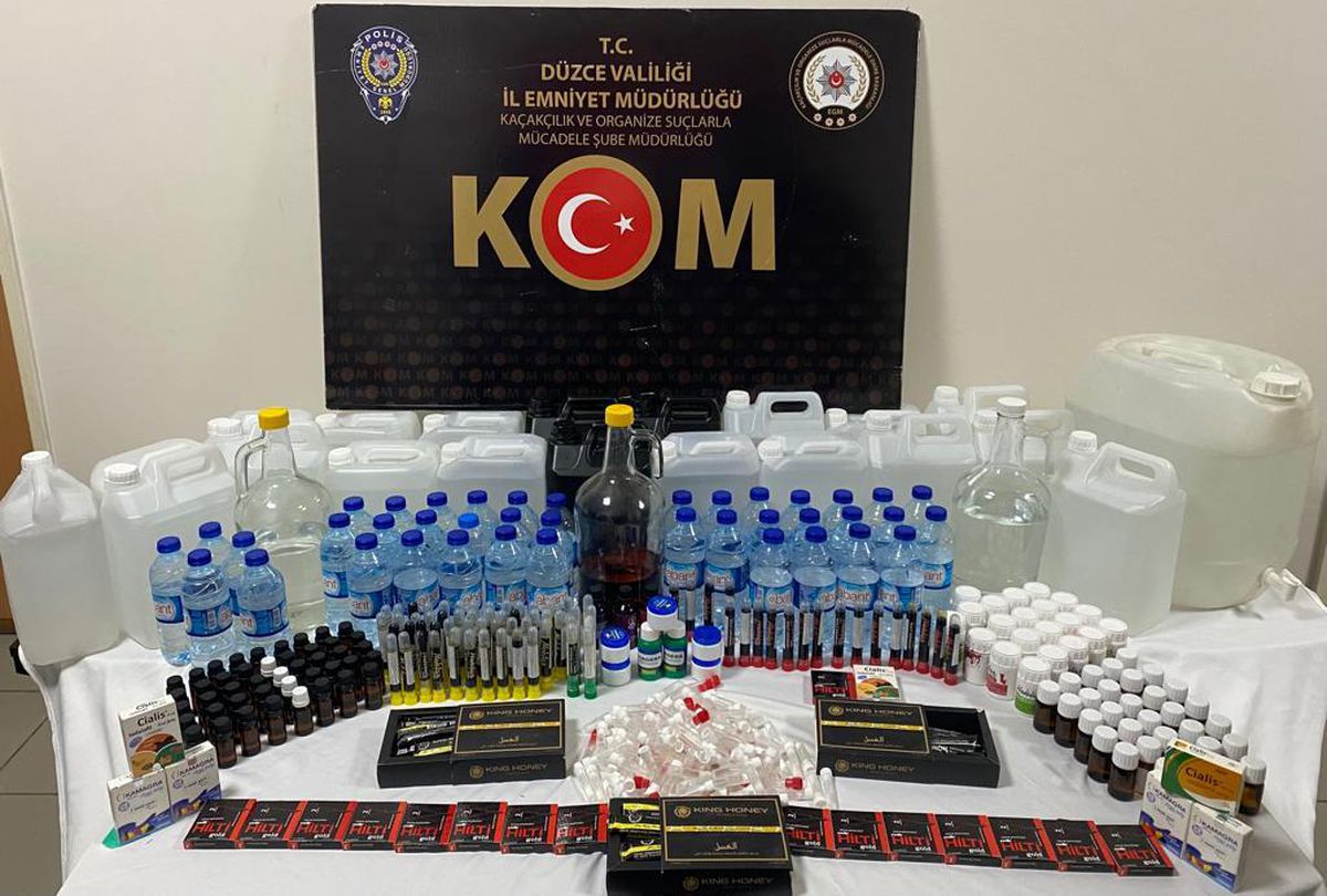 Düzce\'de sahte içki operasyonunda 2 zanlı yakalandı
