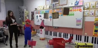 Ebru öğretmen sınıfını Mario parkuruna dönüştürerek okumayı öğretiyor