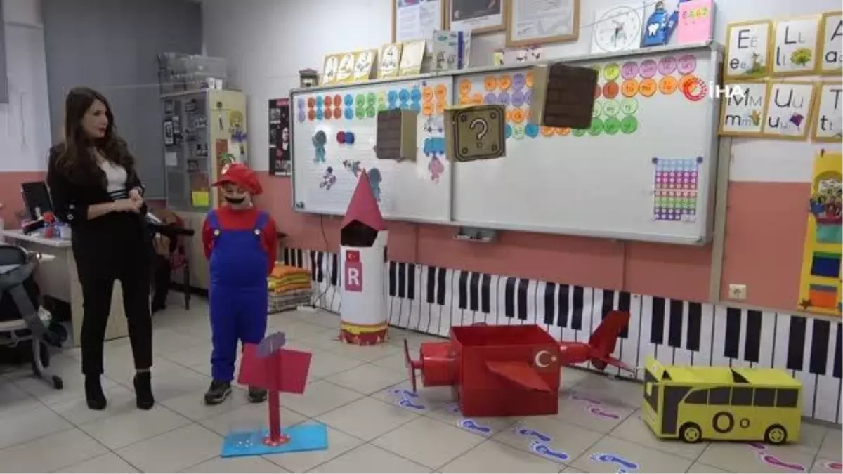 Ebru öğretmen sınıfını Mario parkuruna dönüştürerek okumayı öğretiyor