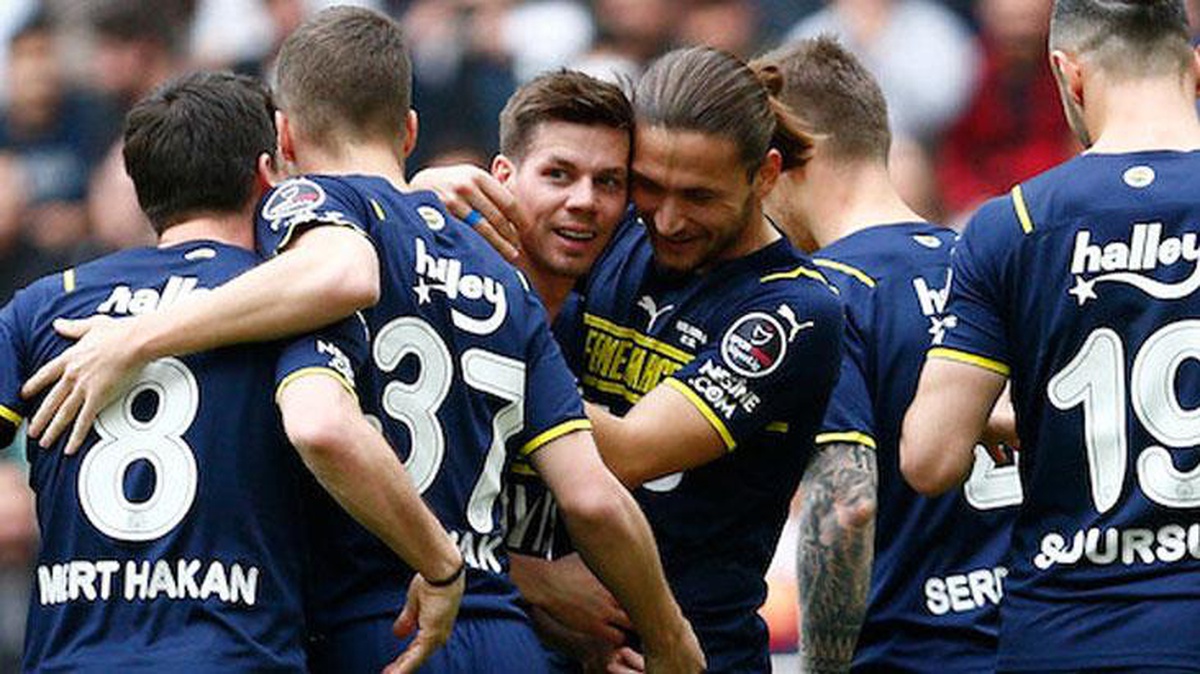 Ezeli rakibi, Fenerbahçe\'nin yıldız futbolcusunu radarına aldı! Bedelsiz renklerine bağlayacaklar