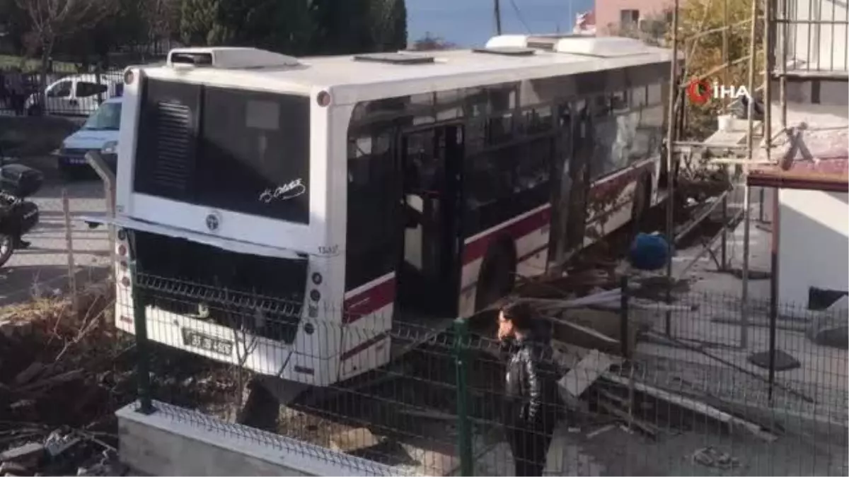 Freni çekilmeyen otobüsü eliyle durdurmaya çalıştı... Korku dolu anlar kamerada