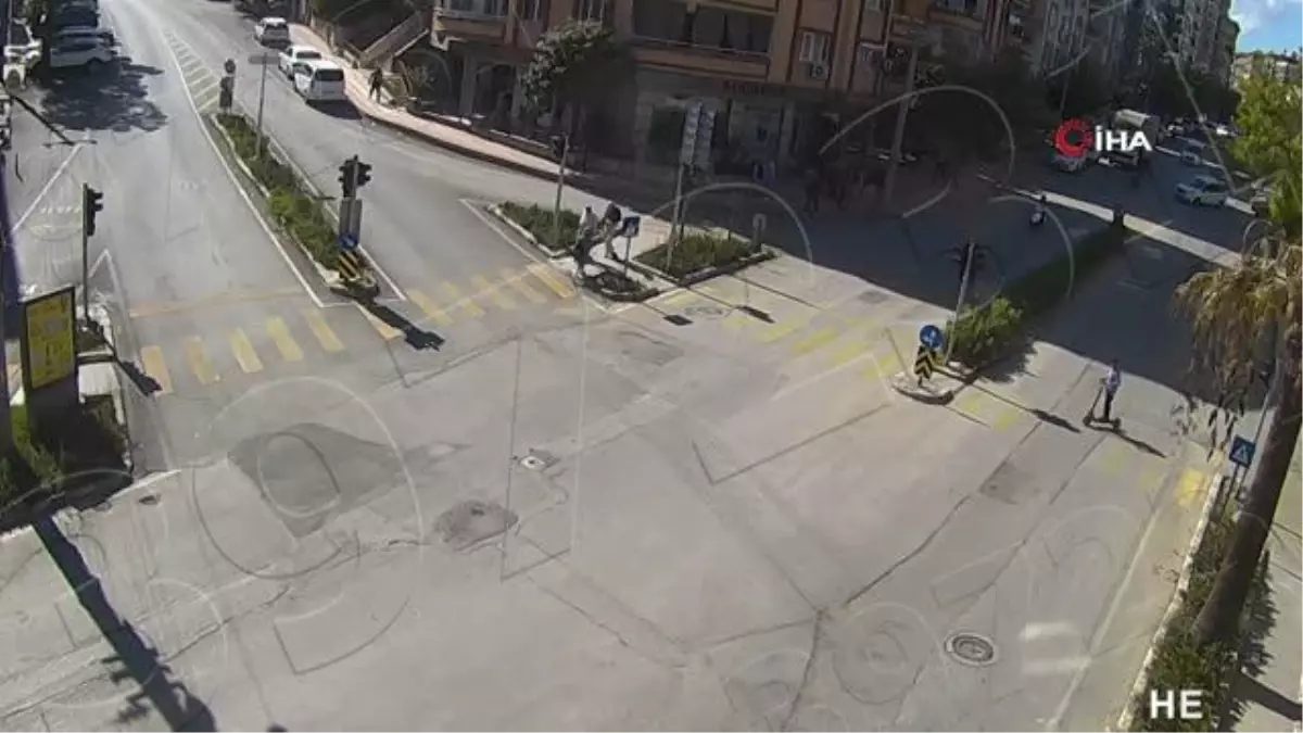 İki aracın çarpıştığı kazada parçalara ayrılan otomobilin sürücüsü böyle fırladı