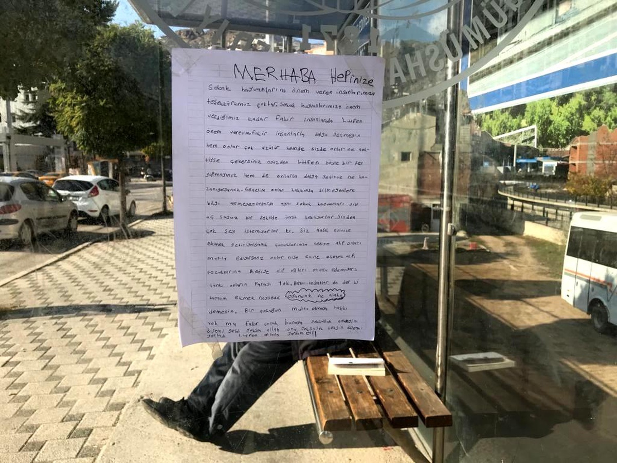 İlkokul öğrencisinin otobüs durağına astığı yazı duygulandırdı