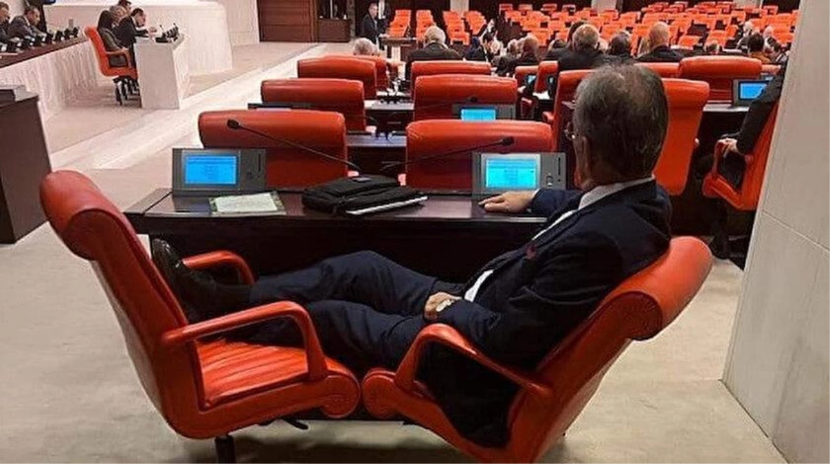 İYİ Parti İstanbul Milletvekili Ahat Andican, TBMM\'deki bütçe görüşmelerinde ayaklarını koltuğa uzattı! O görüntüye tepki yağdı