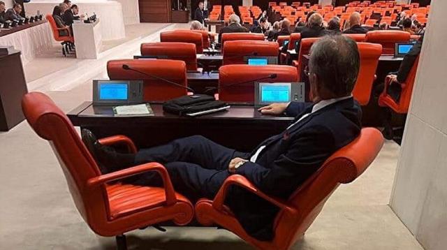 İYİ Partili vekil, TBMM'de bütçe görüşmelerini ayaklarını koltuğa uzatarak dinledi! Tepki yağıyor İYİ Partili vekil, TBMM'de bütçe görüşmelerini ayaklarını koltuğa uzatarak dinledi! Tepki yağıyor