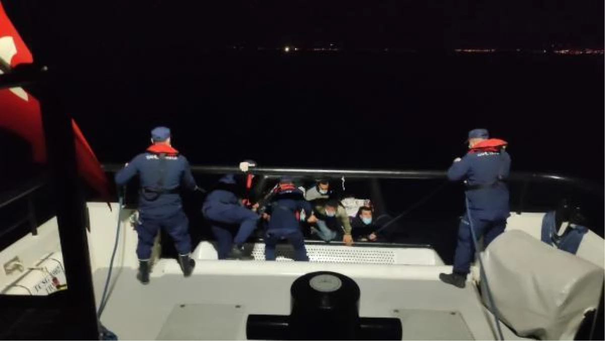İzmir\'de 155 kaçak göçmen ve 3 organizatör şüphelisi yakalandı, 50 göçmen kurtarıldı