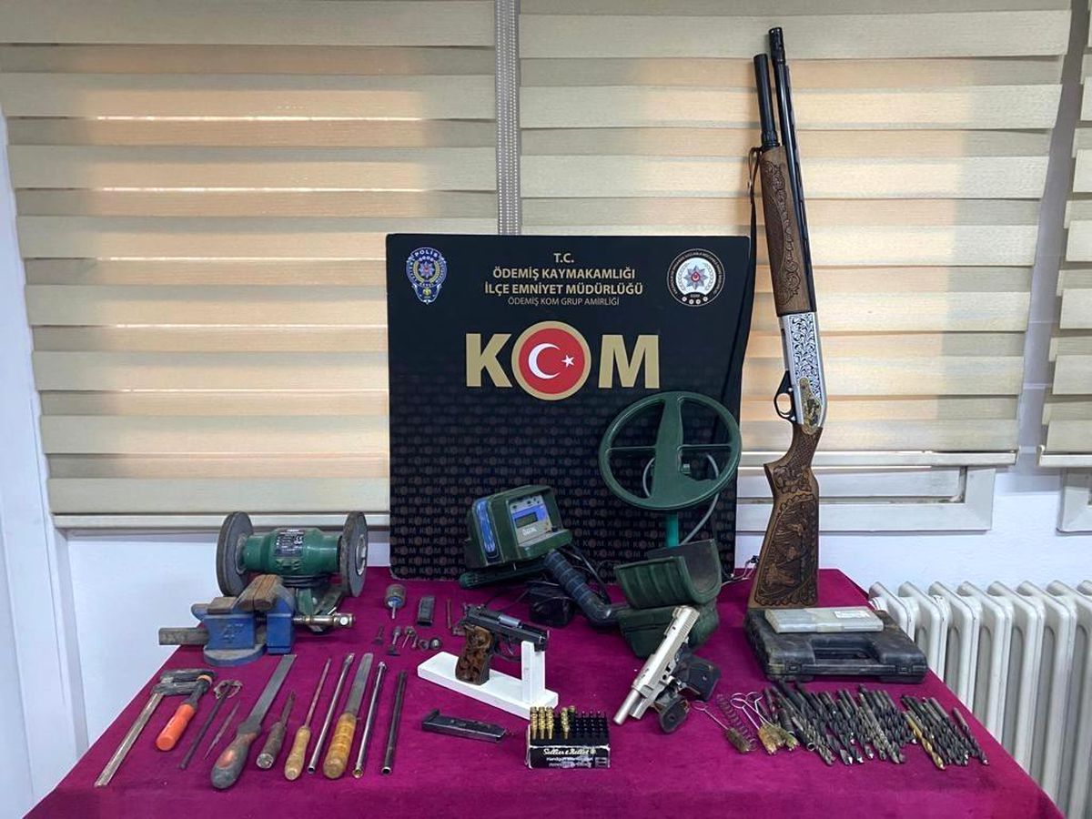 İzmir\'de kurusıkıdan tabanca yapan 2 şüpheli yakalandı