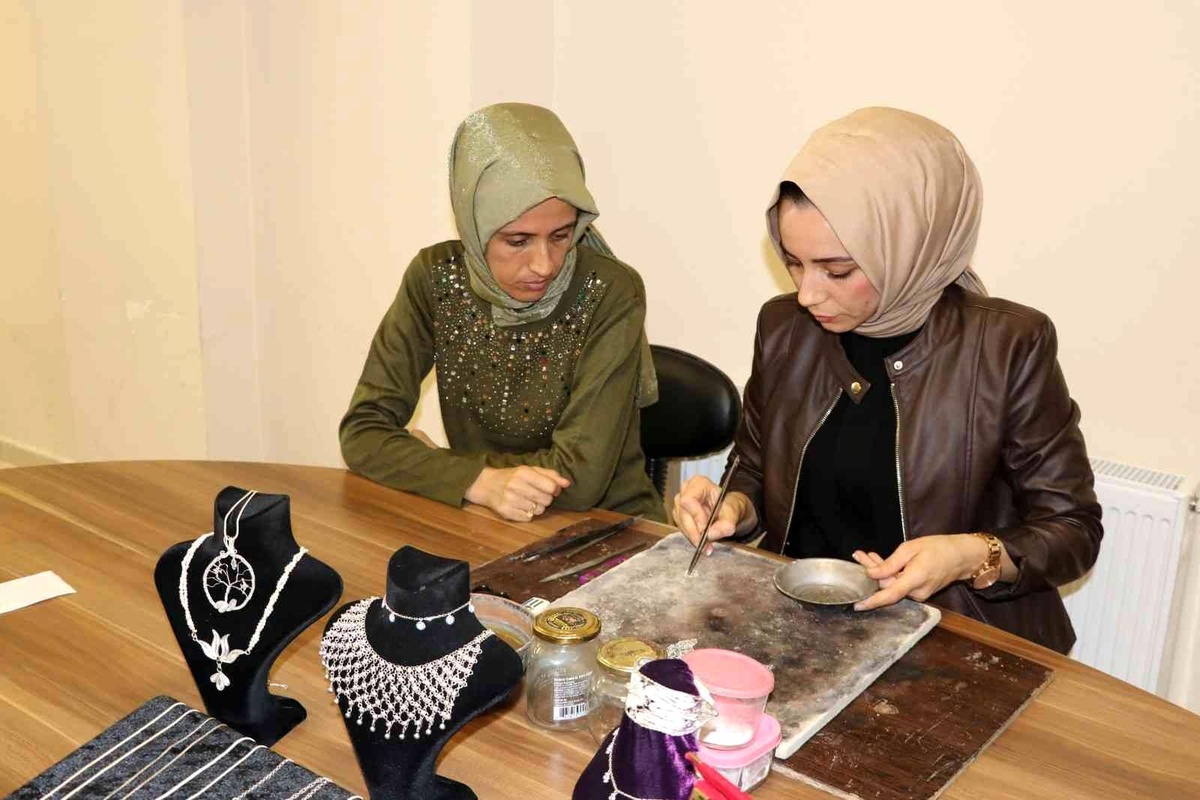 Kadınlara takı tasarım eğitimleri