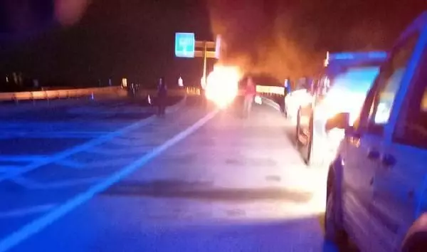 ASKERİ ARAÇ DEVRİLEREK ALEV ALDI: 3 ASKER YARALI