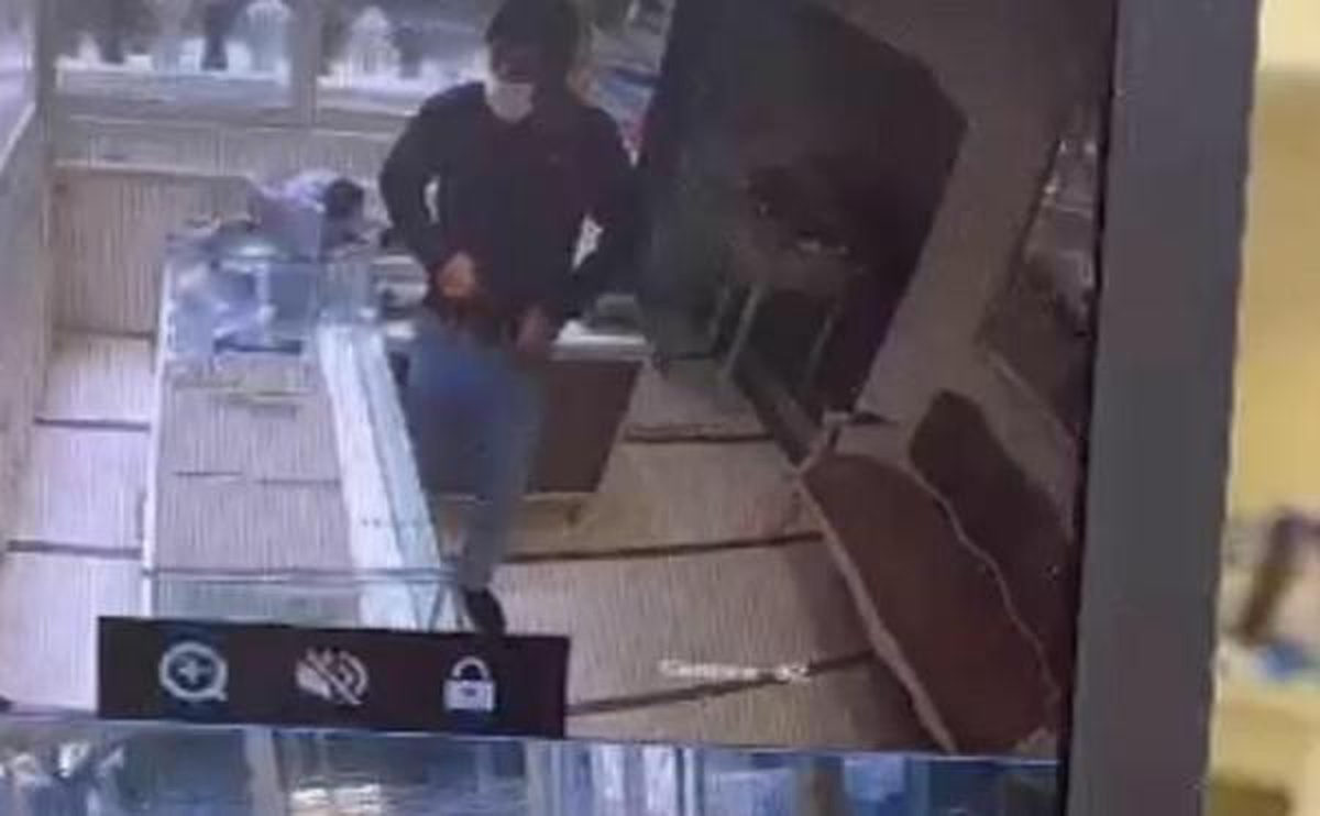 KUYUMCUYU SOYMAYA KALKIŞTIĞI ANLAR KAMERADA