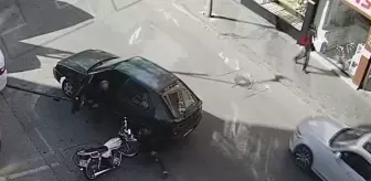 Motosiklet sürücüsü otomobilin altında kalmaktan son anda böyle kurtuldu