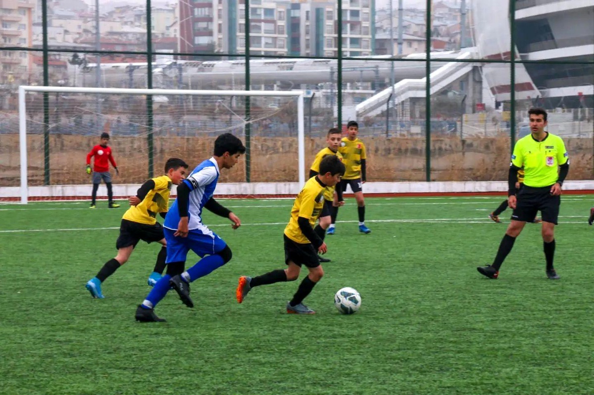 Okullar futbol maçında yarışıyor