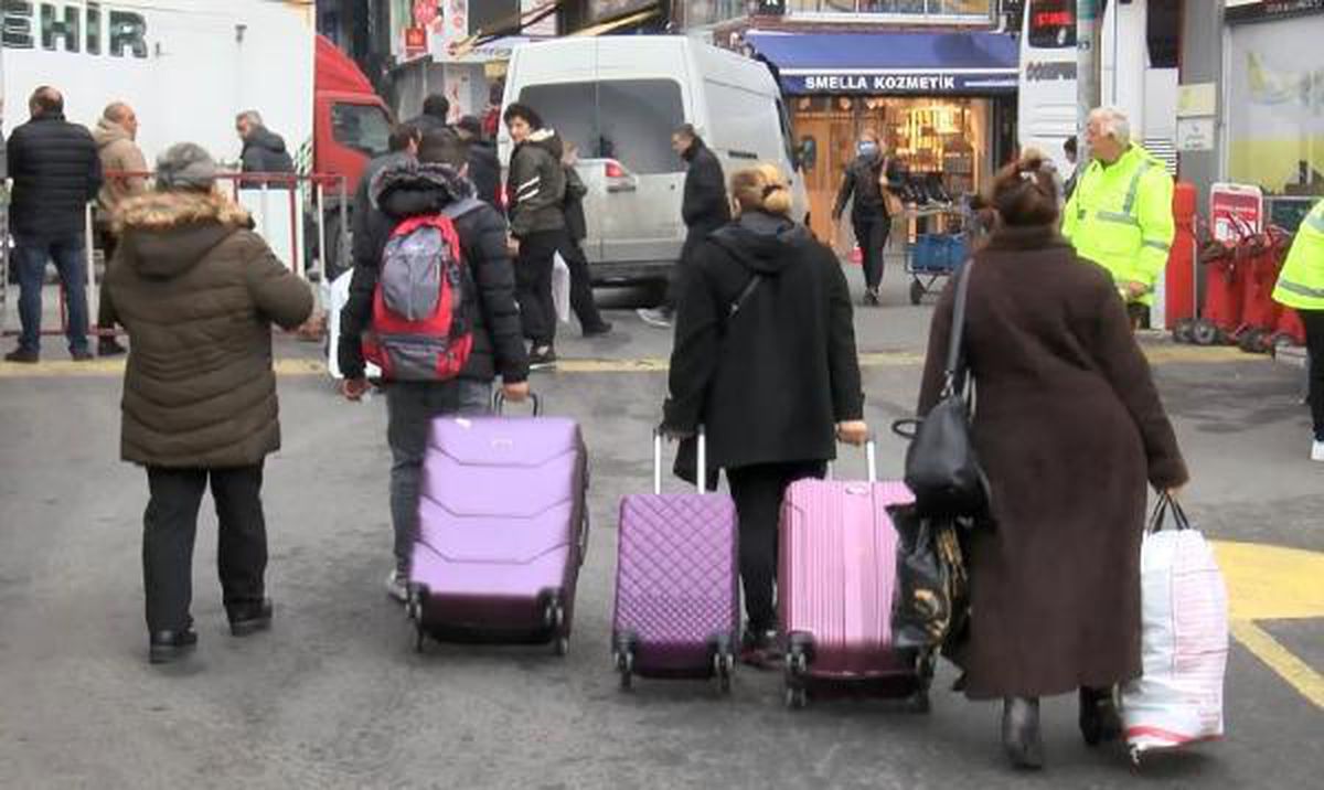 Laleli'ye alışveriş yapmak için akın eden turistler, tıka basa doldurdukları bavullarıyla ülkelerine dönüyorlar