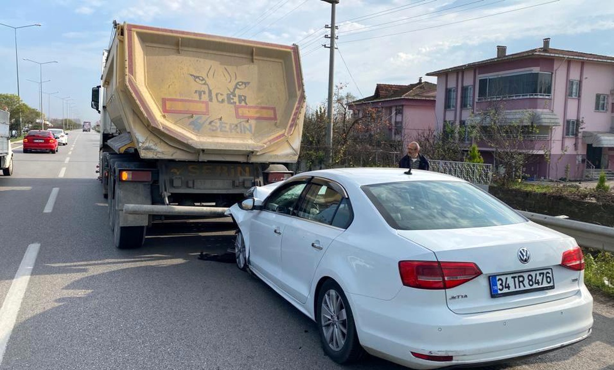 Samsun\'da otomobil tıra çarptı: 1 ölü