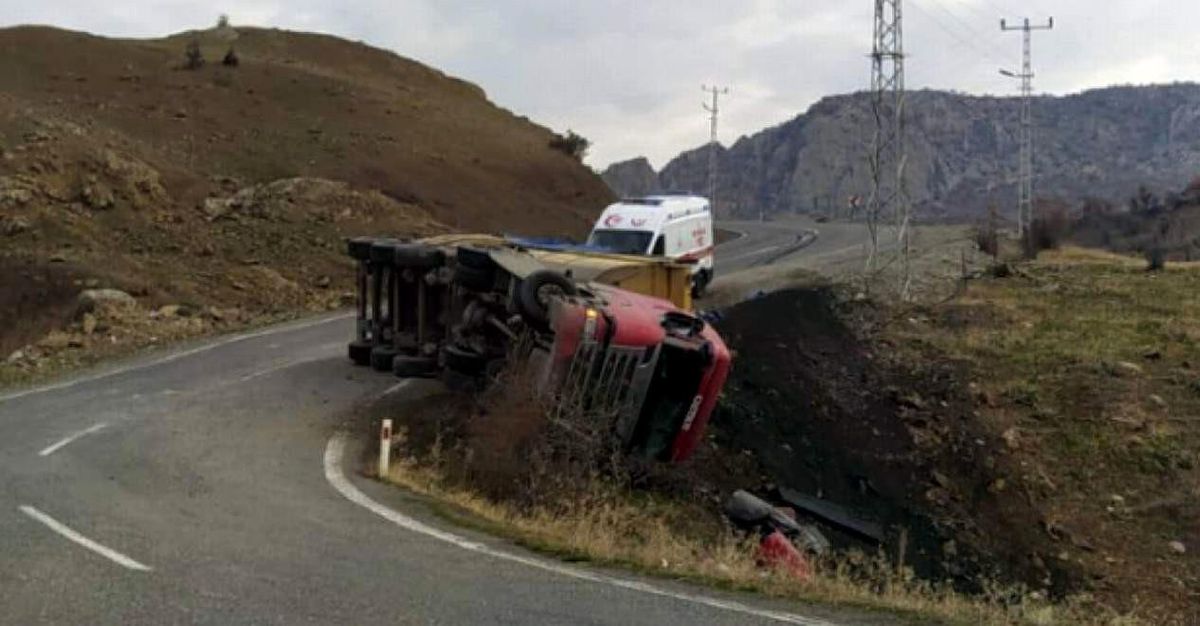 Siirt\'te virajı alamayan tır devrildi: 1 yaralı