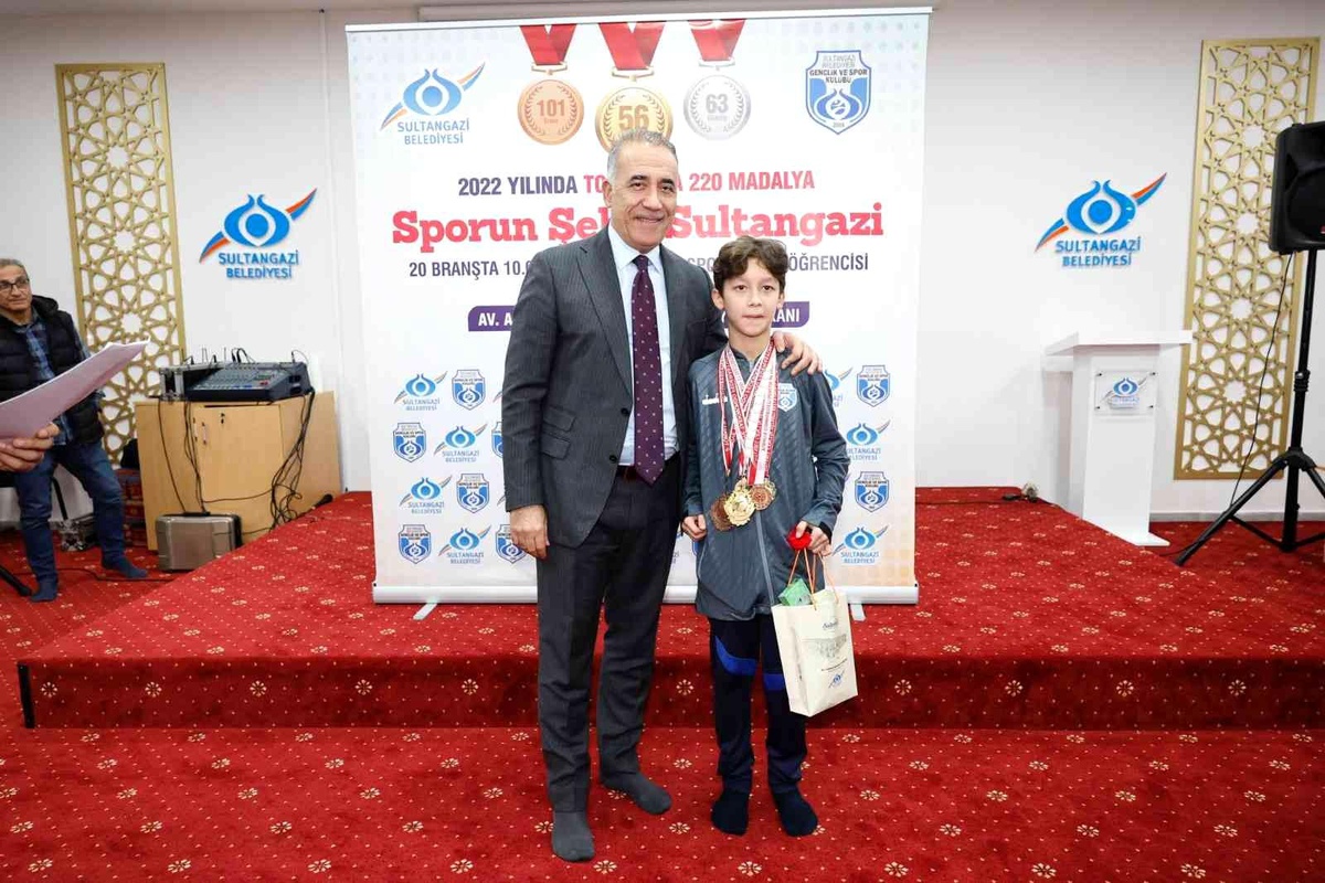 Sultangazi Belediyesi\'nin başarılı sporcuları madalyalarla dolu bir yılı geride bırakıyor