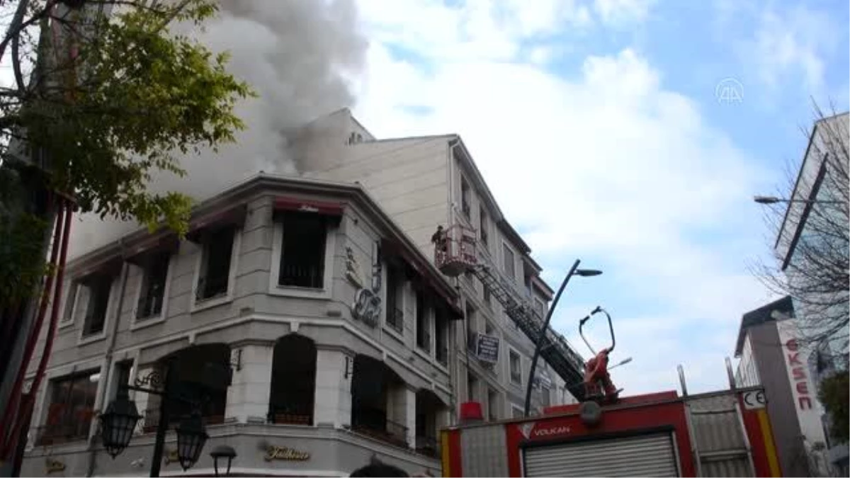 Üç katlı binanın çatısında çıkan yangın söndürüldü