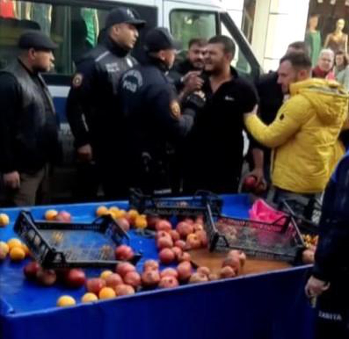 Zabıta meyve sıkma makinesine el koyunca ürünlerini yerlere saçtı