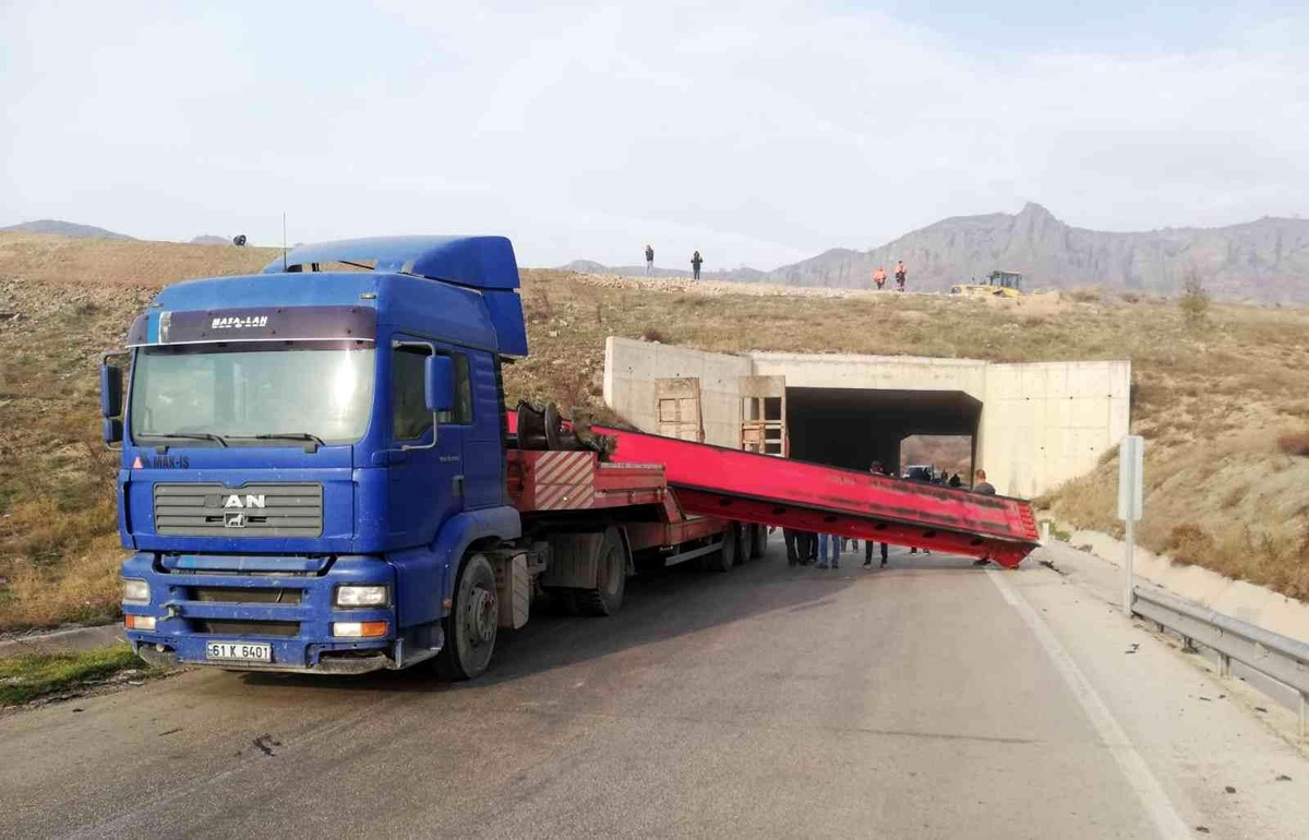 Amasya\'da vinç yüklü tır takıldığı altgeçide çarptı