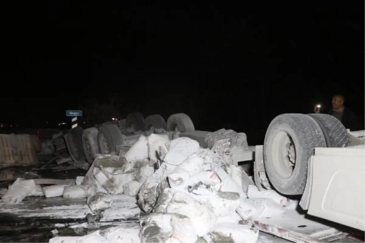 Ankara\'da devrilen kireç yüklü TIR\'ın sürücüsü ağır yaralandı