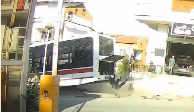 Arızalanan otobüs hareket edince motor kaputuna tutunup sürüklenen şoförün başına gelenler korkuttu Arızalanan otobüs hareket edince motor kaputuna tutunup sürüklenen şoförün başına gelenler korkuttu