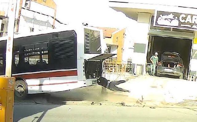 Arızalanan otobüs hareket edince motor kaputuna tutunup sürüklenen şoförün başına gelenler korkuttu Arızalanan otobüs hareket edince motor kaputuna tutunup sürüklenen şoförün başına gelenler korkuttu