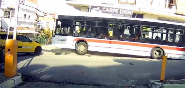 Arızalanan otobüs hareket edince motor kaputuna tutunup sürüklenen şoförün başına gelenler korkuttu Arızalanan otobüs hareket edince motor kaputuna tutunup sürüklenen şoförün başına gelenler korkuttu