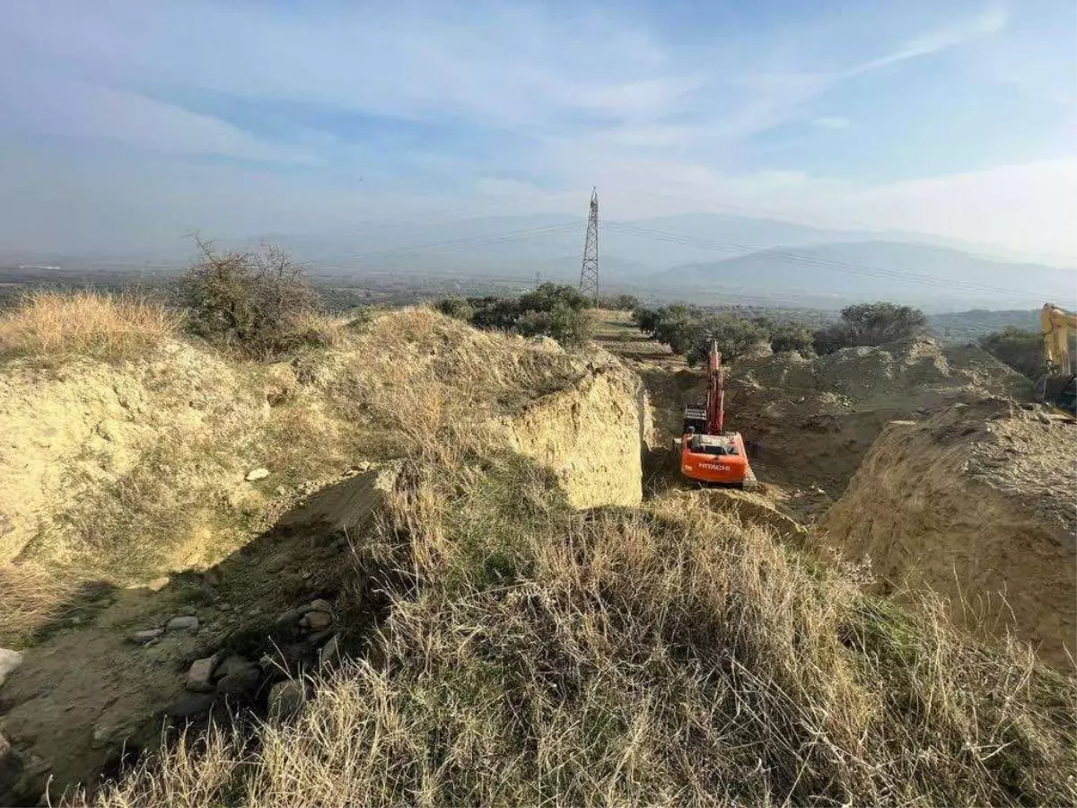 Aydın\'da "oda mezar" çevresinde kepçeyle kaçak kazı yapan 4 zanlı yakalandı