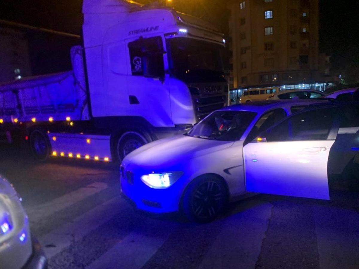 Batman\'da feci kaza: Otomobil tırın altına girdi, 5 kişi yaralandı