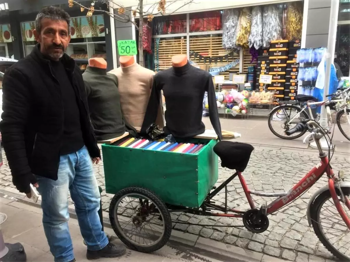 Bisikletinin selesinde 2 haftalık oğlunun hikayesini taşıyor