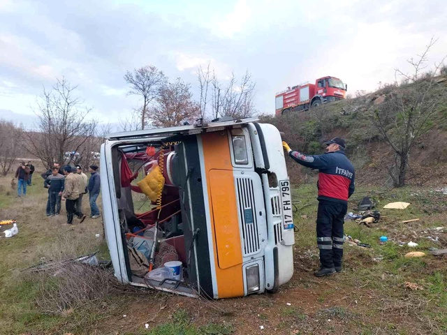 Çanakkale'de minibüs tarlaya uçtu: Uzman erbaş hayatını kaybetti, 9 kişi yaralandı