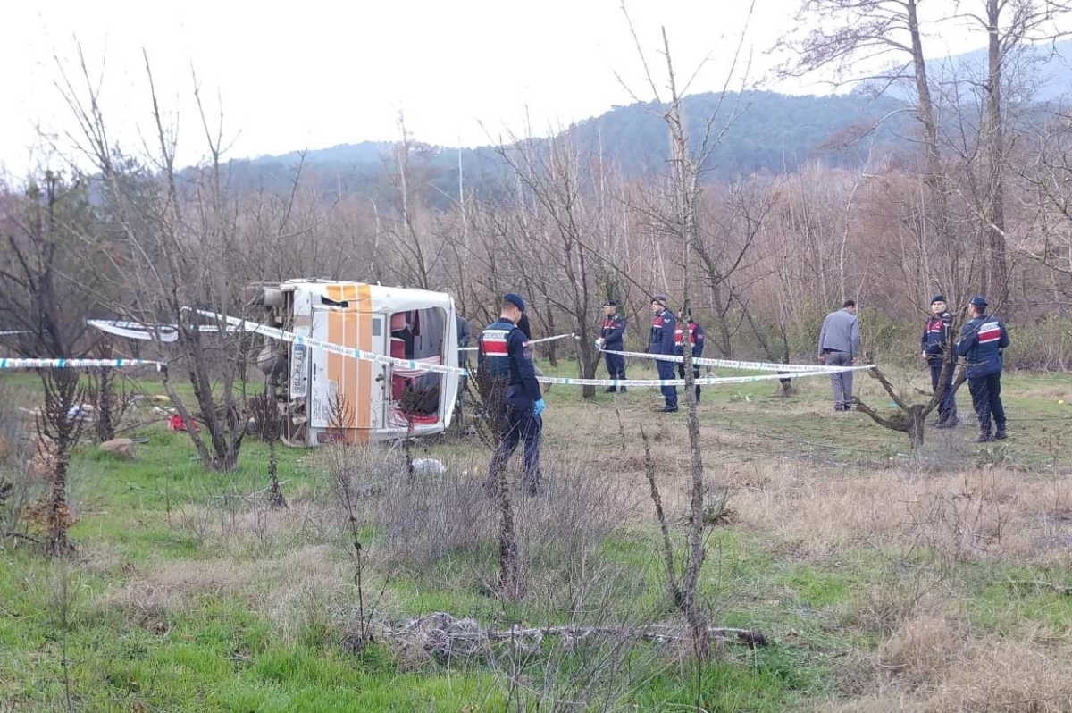 Çanakkale\'de tarlaya devrilen minibüsteki 1 kişi öldü, 9 kişi yaralandı