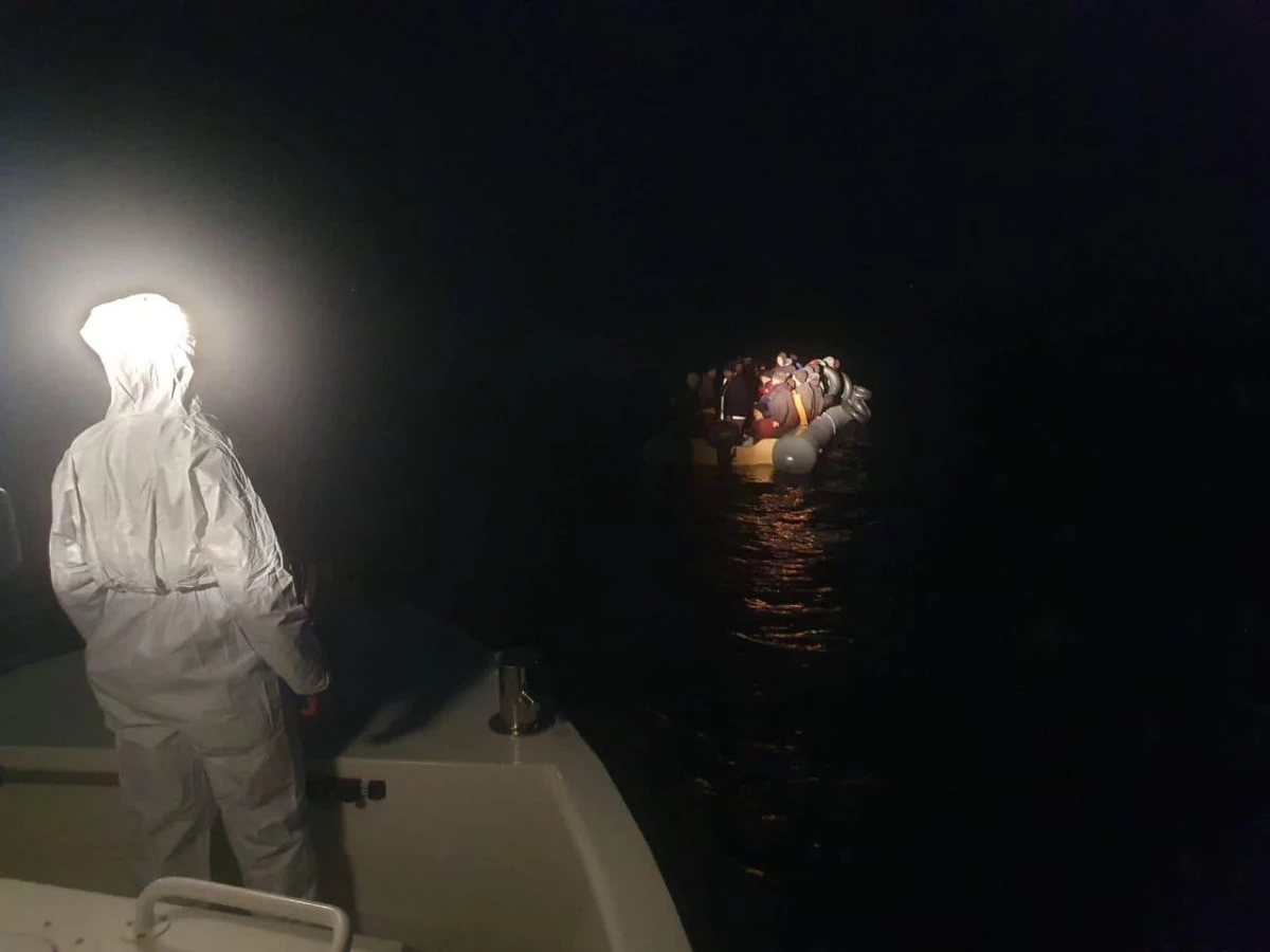 Çanakkale\'de Türk kara sularına itilen 118 düzensiz göçmen kurtarıldı