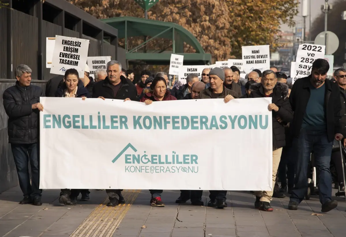 Engelliler sorunlarına dikkati çekmek için yürüdü