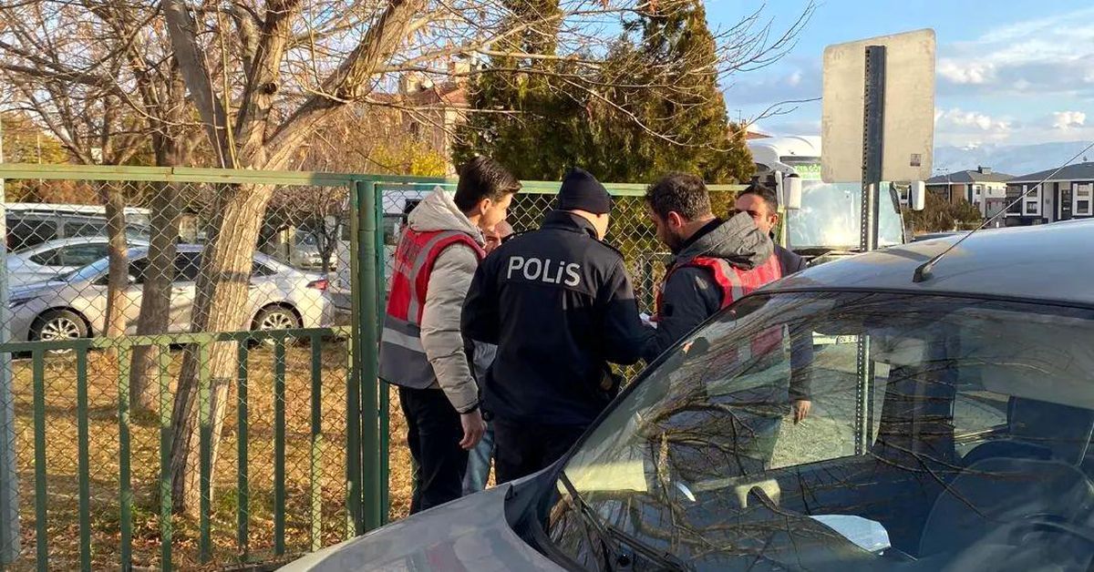 Erzincan\'da polis ekipleri tarafından okul çevrelerinde denetimler sürüyor