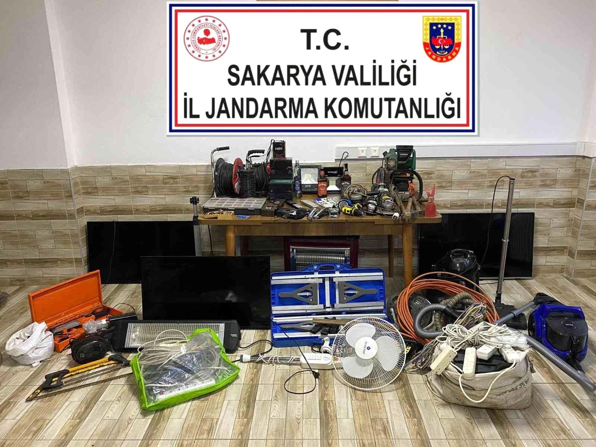 Evlerden çaldıkları eşyaları satıyorlardı yakalandılar: 1 tutuklama
