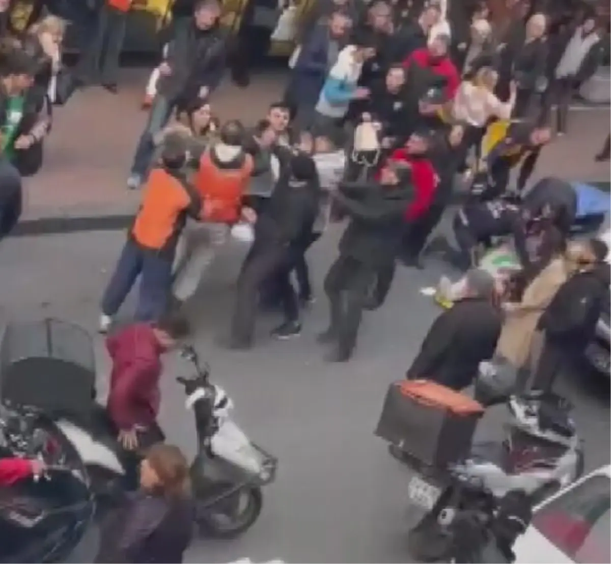 Fatih\'te motosiklet kadına çarptı, olayı izleyenler arasında kavga çıktı