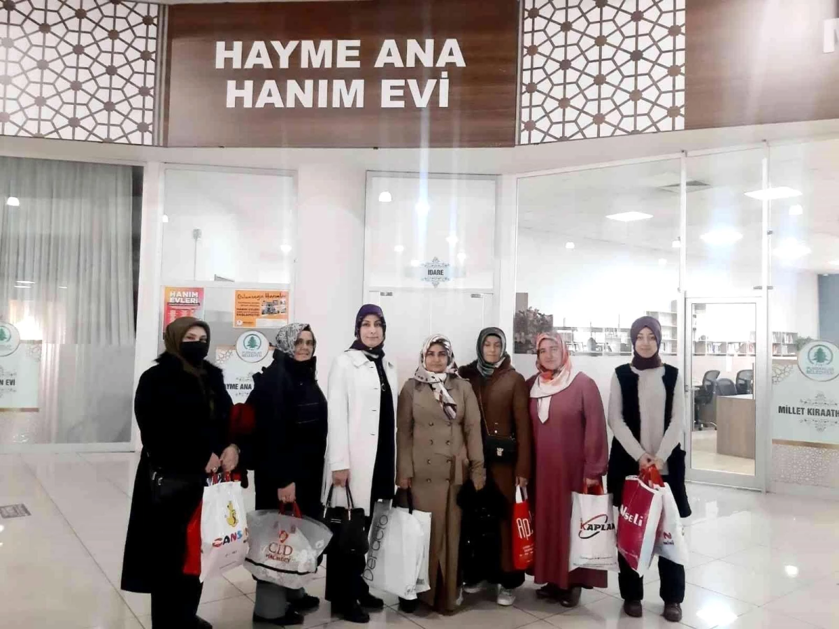 Hanım Evleri kursiyerleri çocuklara kıyafet yardımı yapıyor