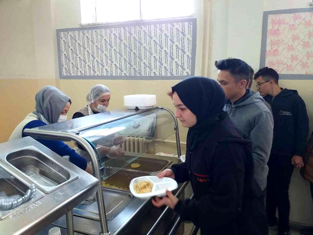 Her gün bin 857 öğrenciye sıcak yemek ulaştırılıyor