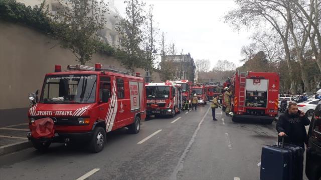 İstanbul Beşiktaş'taki Çırağan Sarayı'nda yangın çıktı