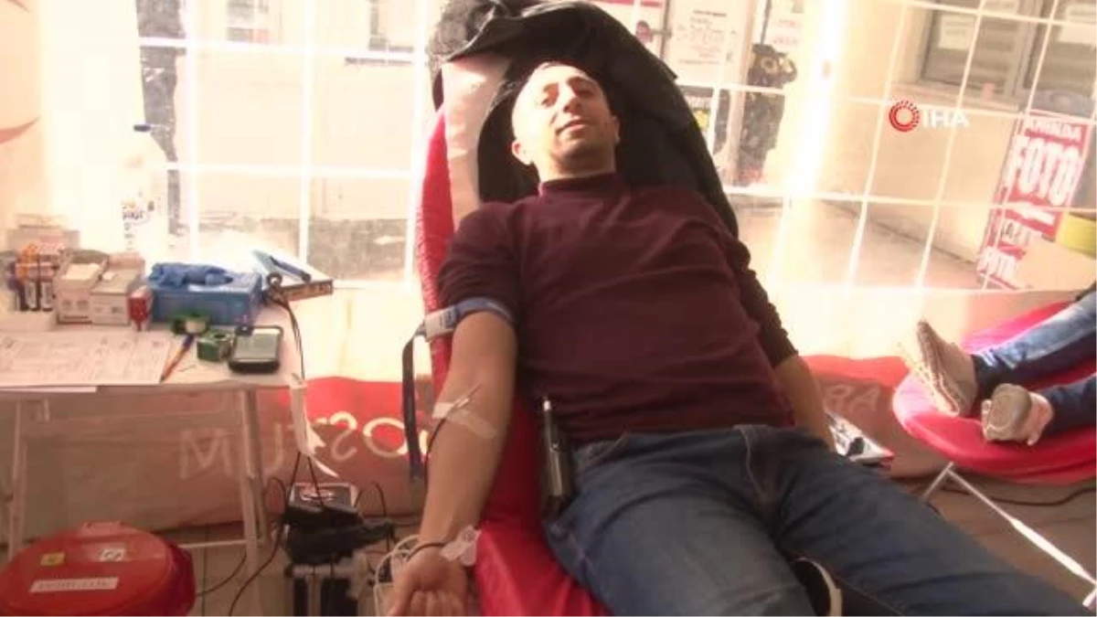 Kartal\'da "Kan Ver Hayat Ver" sloganıyla düzenlenen kan bağışı kampanyasına yoğun ilgi