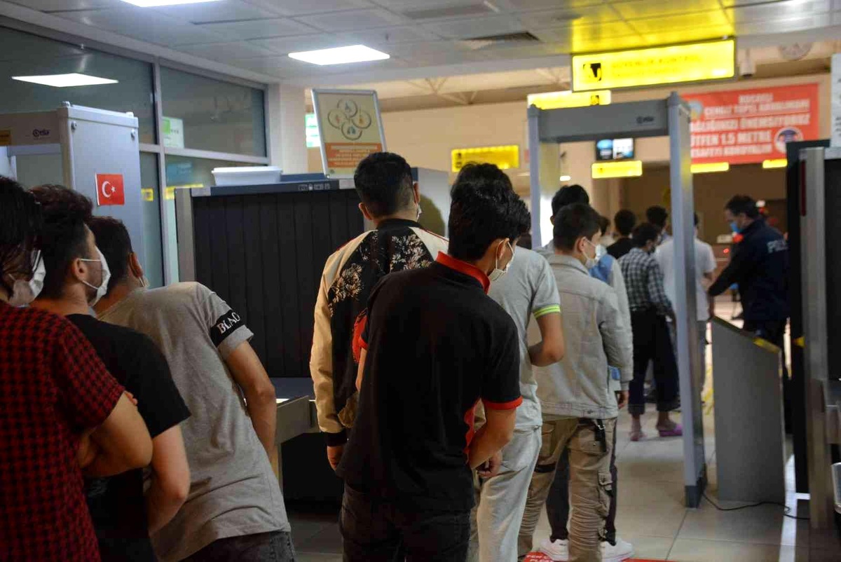 Kocaeli\'de 67 düzensiz göçmen sınır dışı edildi