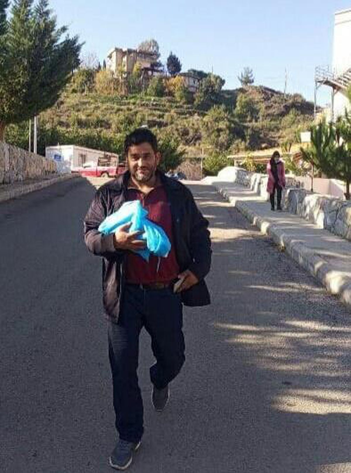 Lübnanlı bir baba, ölen çocuğunun naaşını hastaneden almak için arabasını rehin verdi