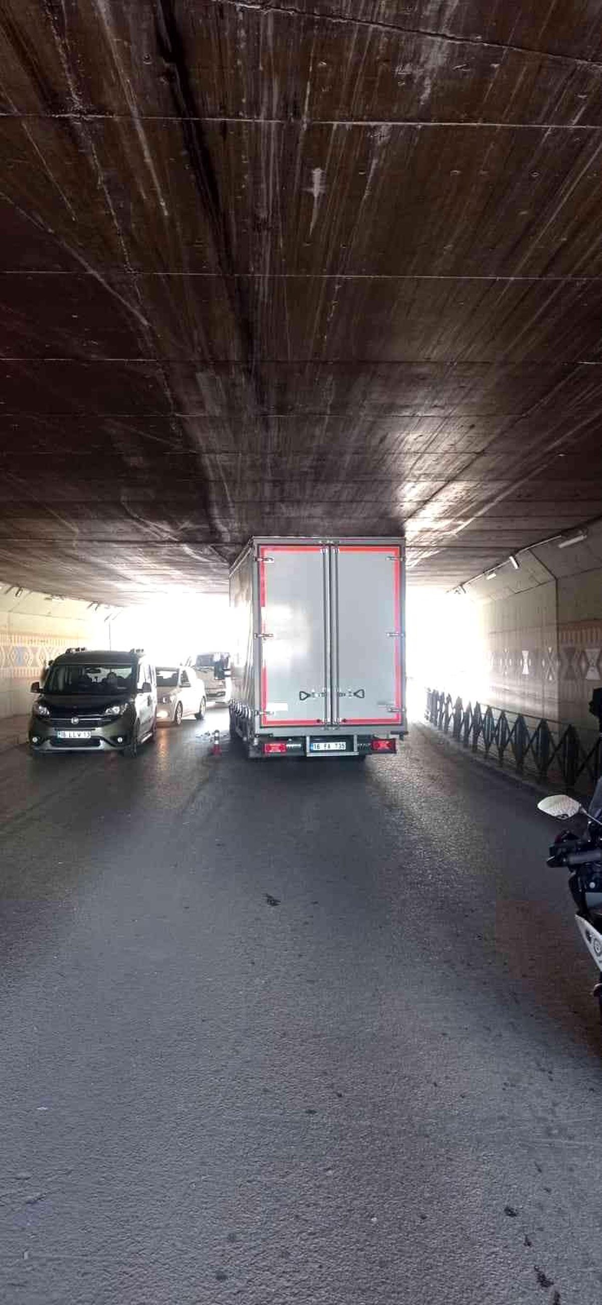 Mesafeyi hesaplamayan kamyonet sürücüsü, altgeçitte sıkıştı