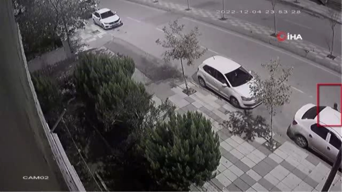 Park halindeki otomobilden hırsızlık kamerada