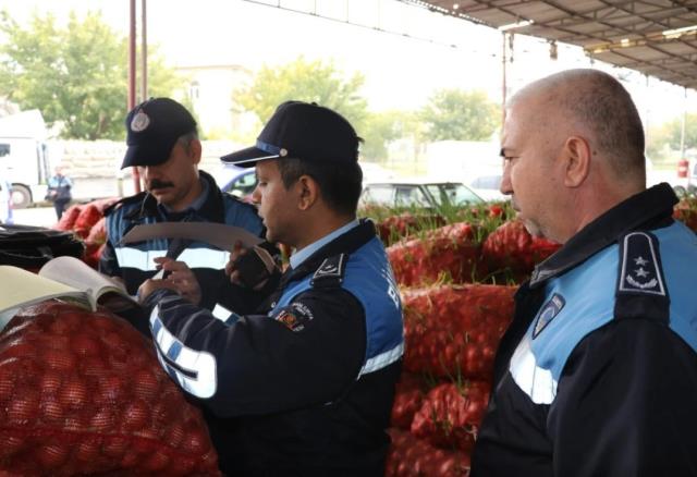 Şanlıurfa'da denetimlerde ele geçirilen 22 ton çürümüş soğan imha edildi Şanlıurfa'da denetimlerde ele geçirilen 22 ton çürümüş soğan imha edildi