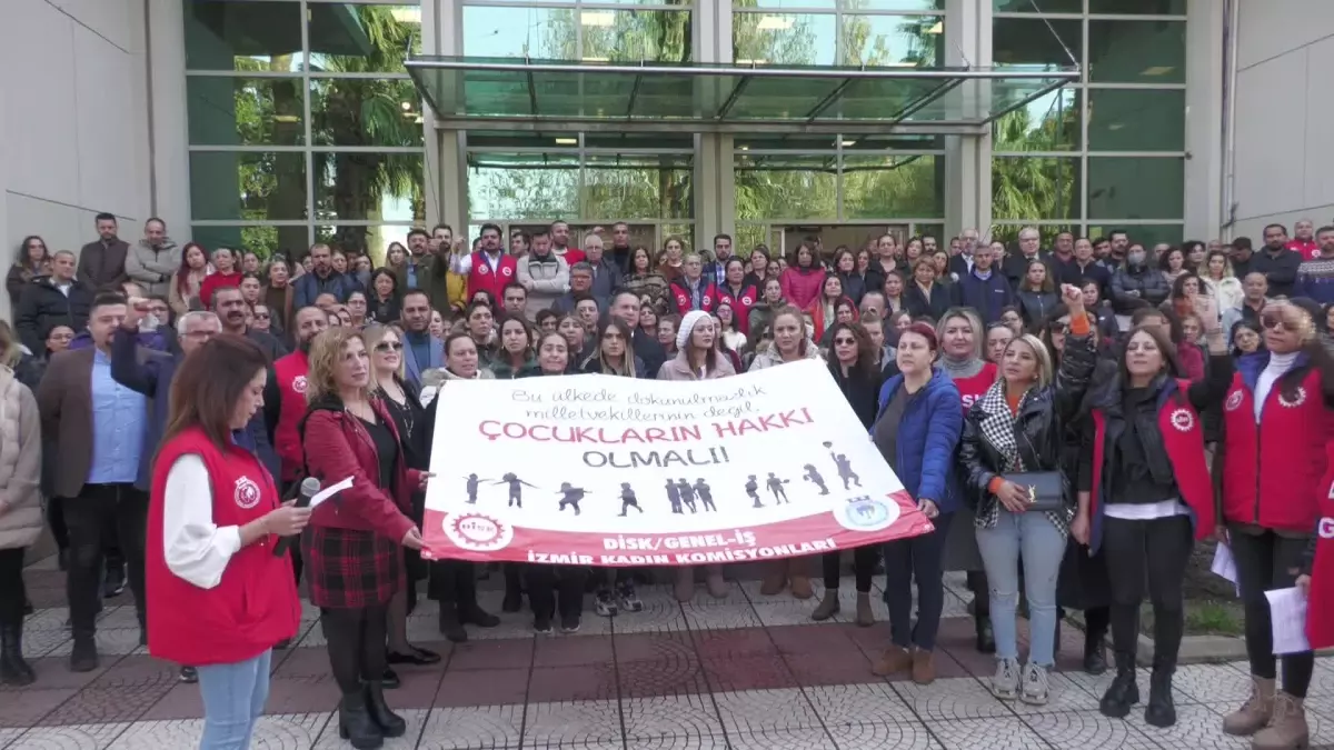 Tarikat Liderinin Çocuğunun 6 Yaşındayken Cinsel İstismara Uğraması İzmir\'de Protesto Edildi: "Karanlık Zihinlerinize Çocukları, Kadınları, Aydınlığı...