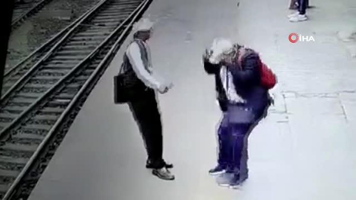 Tren istasyonunda elektrik çarpan görevli bayılarak raylara düştü